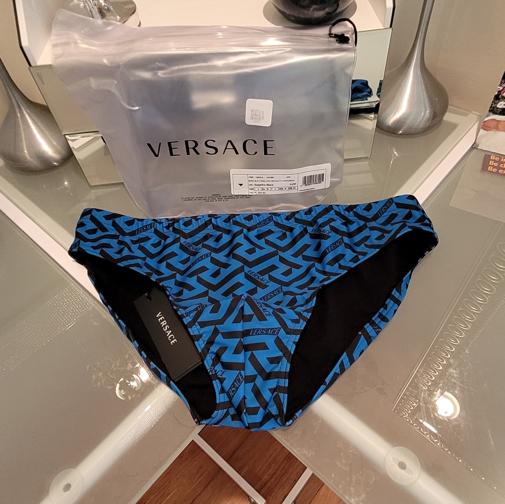VERSACE MEN'S SWIMMING BEACHWEAR MADE IN ITALY SIZE #4 USA SIZE S/M NEW.